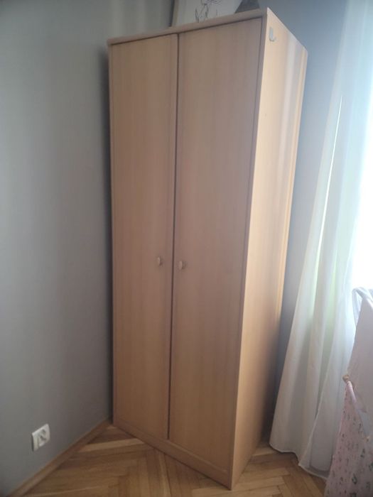 Szafa jest w dobrym stanie. 198/74/54 sm. Jest solidna i pojemna.