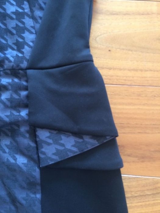 Sukienka z baskinką z modną wstawką.