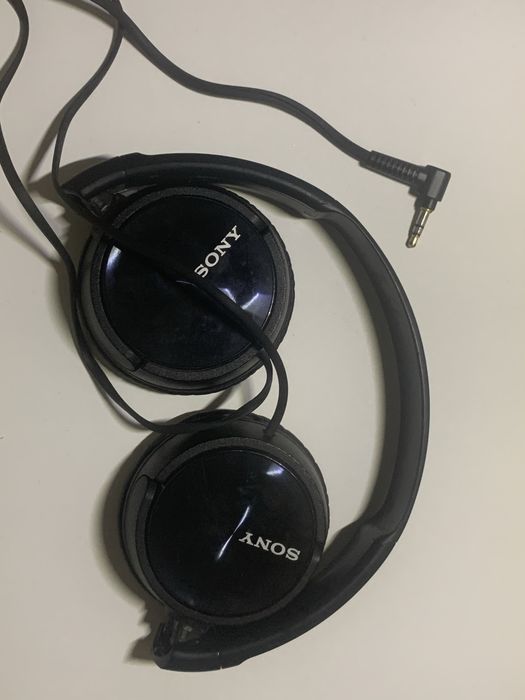 накладні навушники Sony MDR-ZX110 чорного кольору з поворотними чашками для зручного зберігання