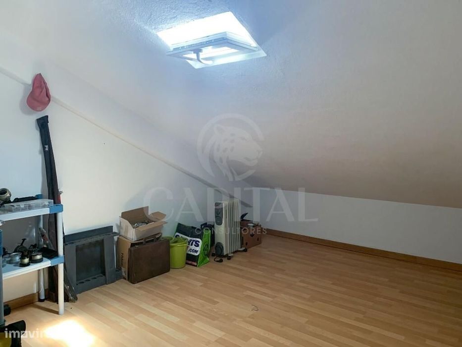 Apartamento T2 totalmente remodelado, com garagem e arrecadação, em Ca