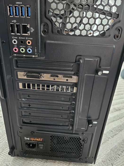 Komputer stacjonarny (desktop)