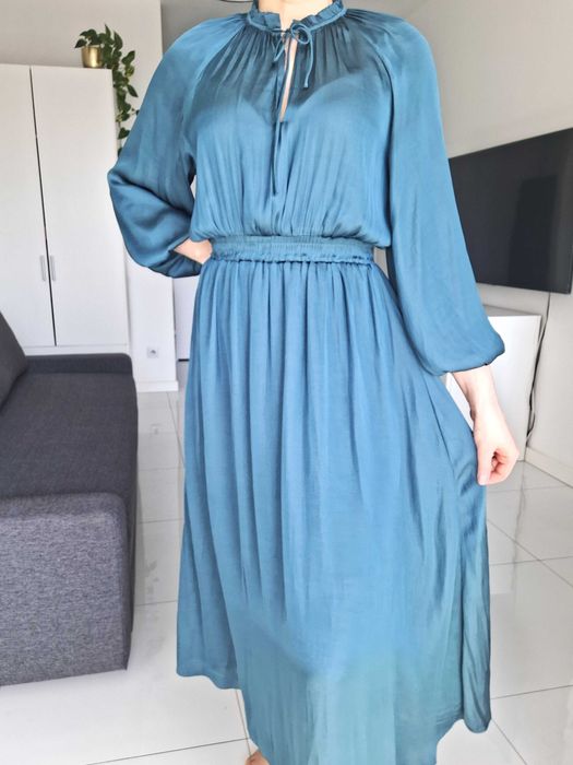 Zwiewna satynowa sukienka MANGO r.S