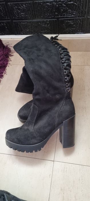 Botas pretas de camurça