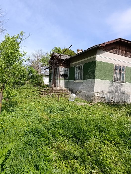 Продам будинок, біля будинку є город.