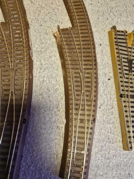 Zwrotnice cyfrowe Roco na plastikowym podkładzie