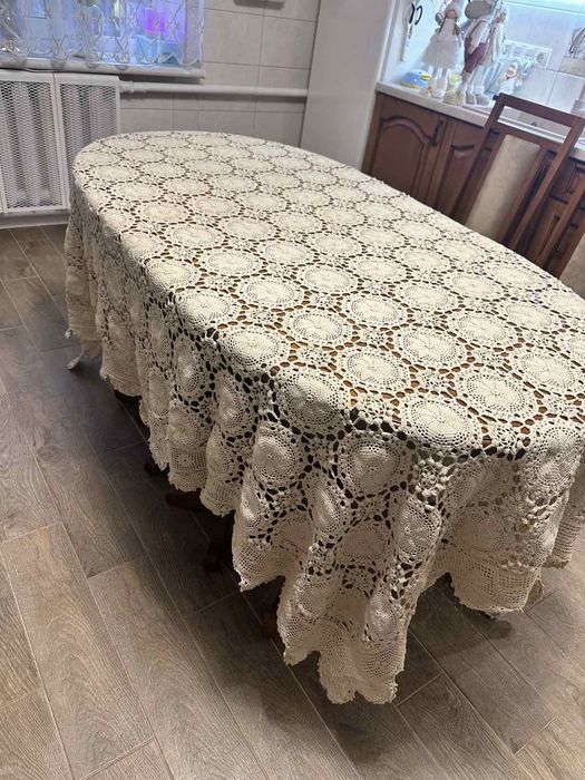 Ажурна в'язана скатертина ручної роботи