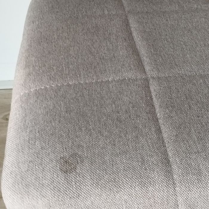 Komplet 4 krzeseł – mała plama na siedzisku, stan dobry