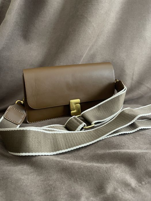 Коричнева сумочка клатч з ремінцем