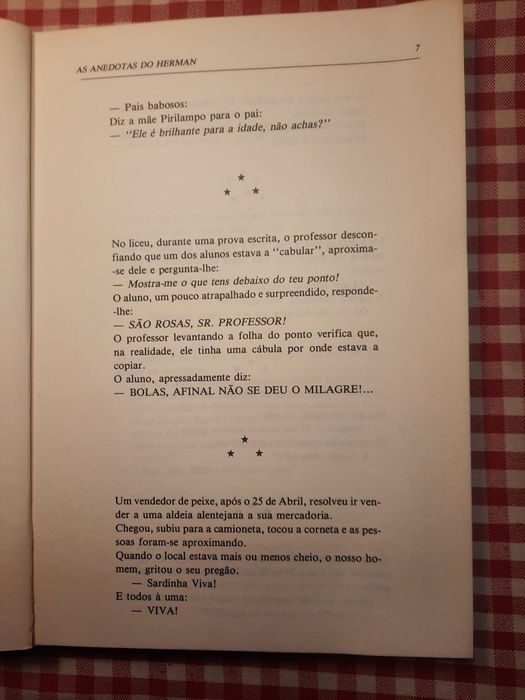 Livro de anedotas com 224 páginas