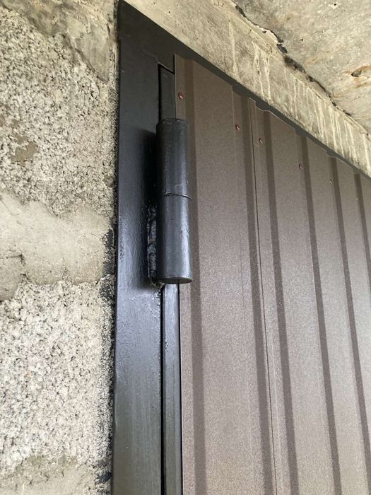 Ворота в гараж або ворота на подвіря