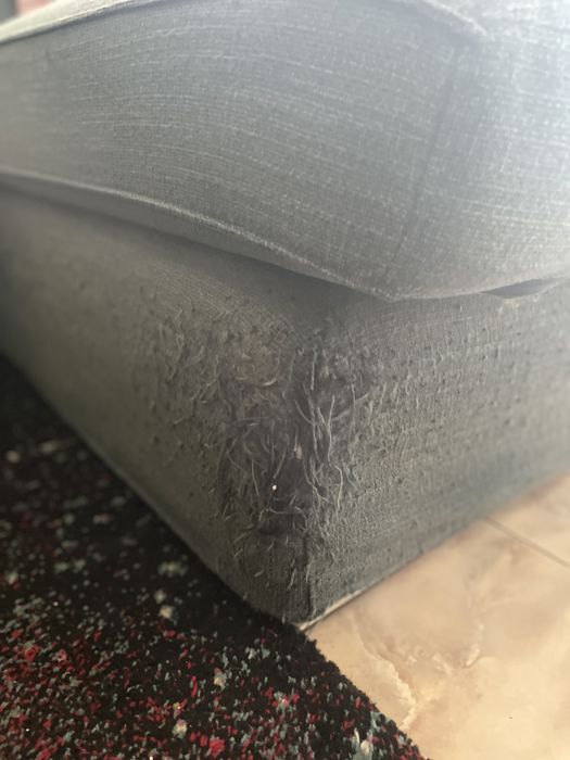 Sofá grande com chaise longue – usado (marcado por gatos)