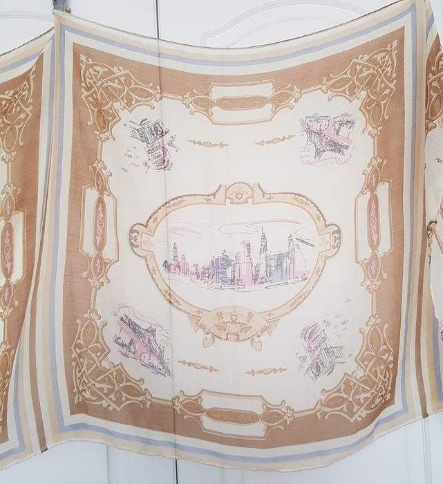 Metropolia mosty miasto awangardowy artystyczny długi szal plażowy