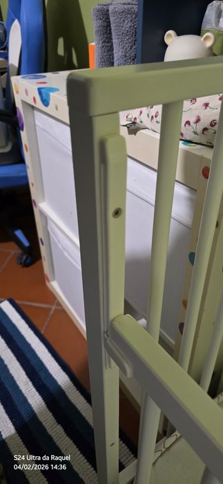 Berço com barreira rebatível com colchão