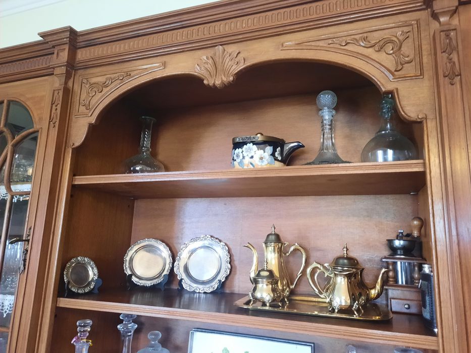 Cristaleira em mogno