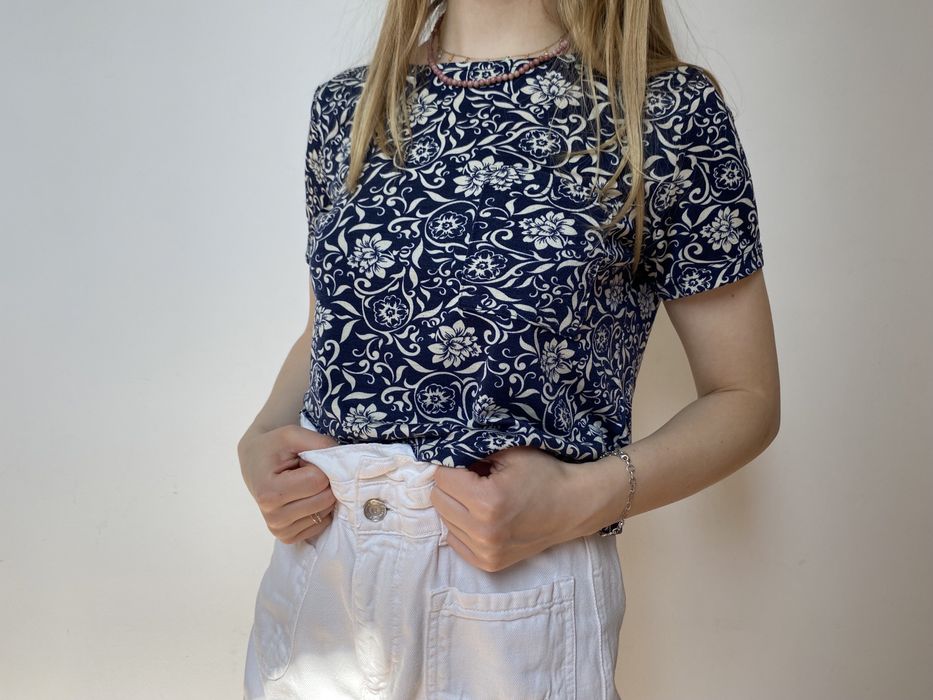 Koszulka crop top t-shirt w kwiaty z kieszonką Glamorous S 36