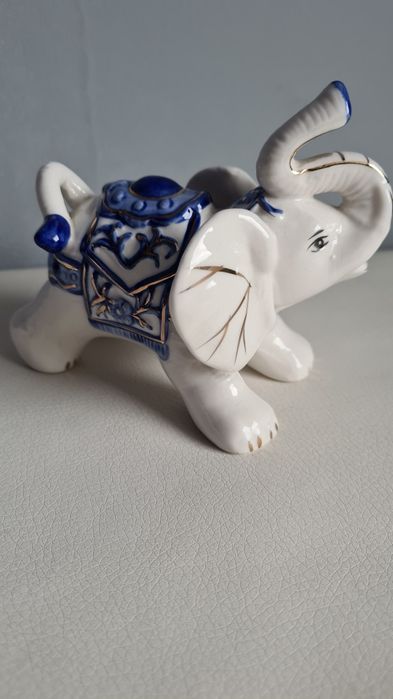 Porcelanowy słonik z siodłem – figurka dekoracyjna