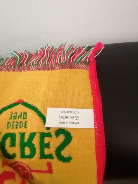 Cachecol do de Portugal com publicidade da cerveja Super