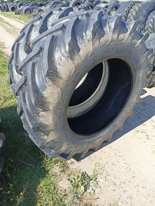 Komplet opon radialnych vredestein 16.9 R34 i 13.6 R24 (420/85) 340/85