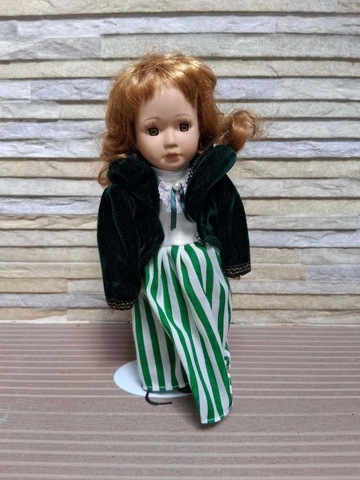 Vende-se Conjunto Seis Bonecas Porcelana