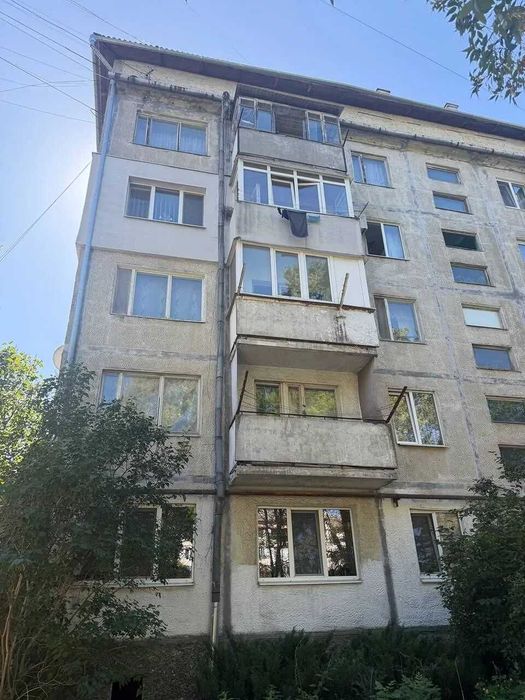 Продаж великої 3 кім квартири з земельною ділянкою