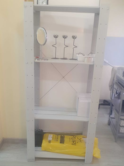 Cortinados rolo bejes ou vermelhos e outros móveis também disponíveis