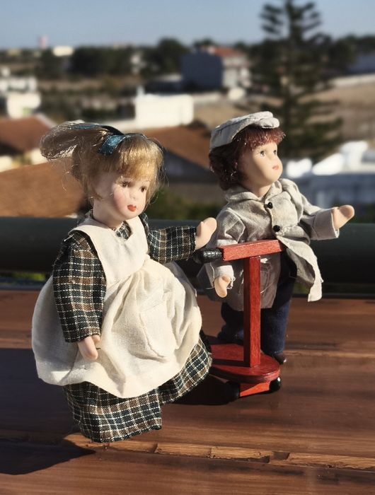 Coleção de bonecas com cabeça, pés e mãos de porcelana.