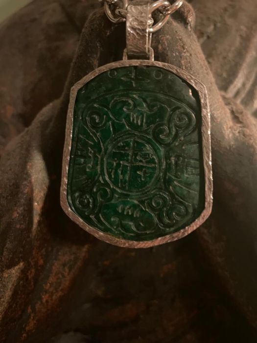 Pendente jade- jadaíte incrustada em prata de lei