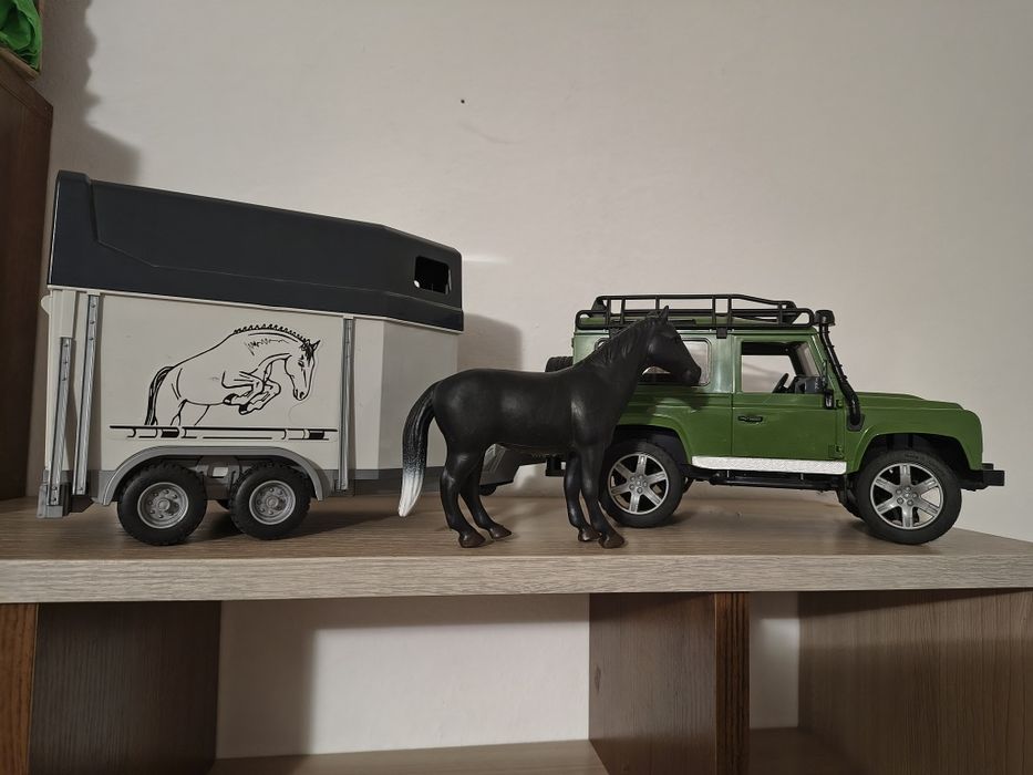 Bruder джип,  пречеп з коником