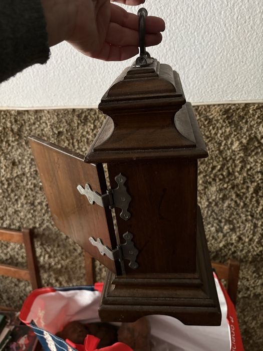 Relogio decorativo em estanho e madeira
