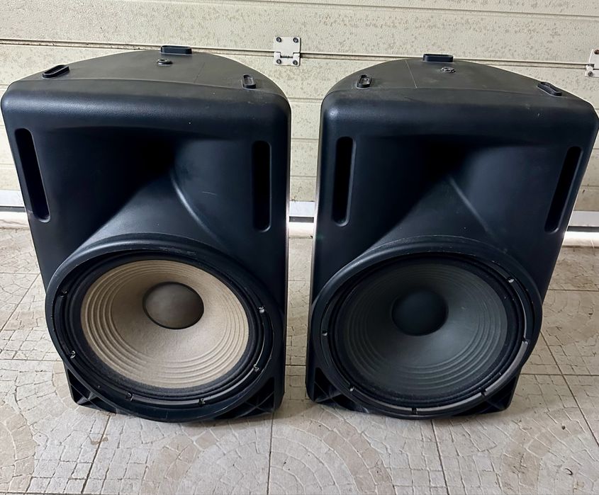 Colunas (par) Behringer Eurolive B215D