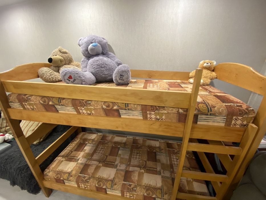 Двухярусне ліжко