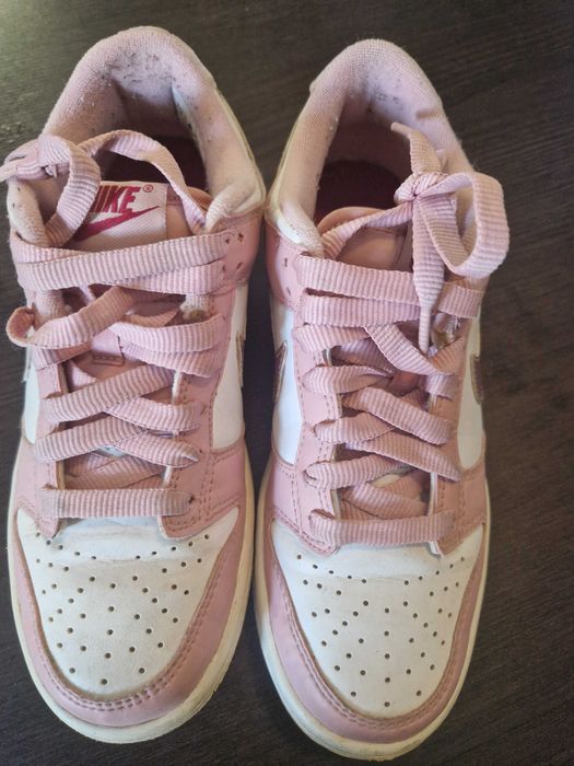 Nike Dunk Low em rosa e branco