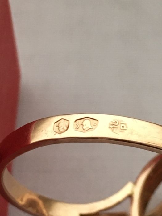 Pierscionek 14k złoty kopułka naturalny koral.