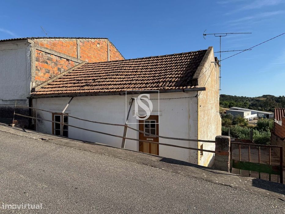 Moradia para Remodelar na Chamusca — Chamusca E Pinheiro Grande, Santarém