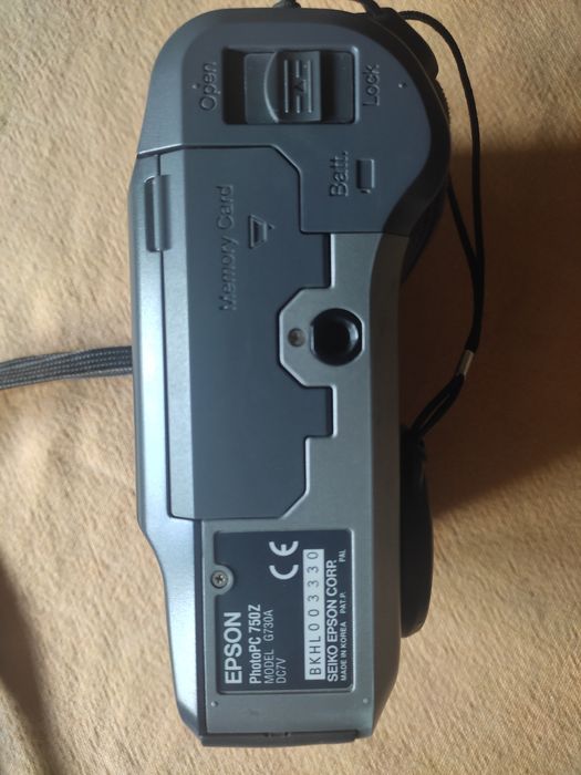 Câmara fotográfica Epson,antiga,a trabalhar normalmente.