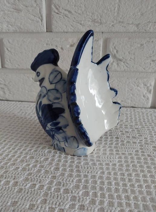 Ceramiczna figurka ręcznie malowana.