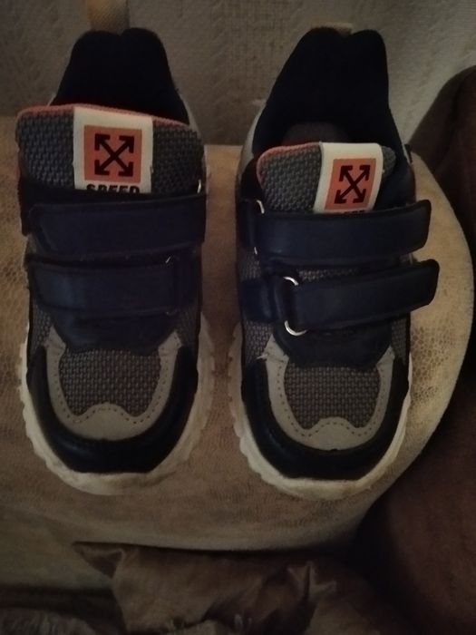 Продам дитячі кросівки.
