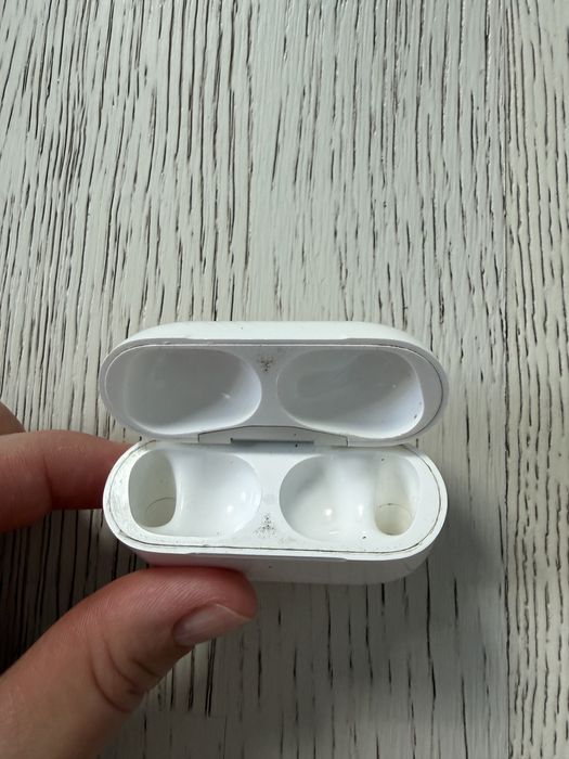 зарядний футляр (кейс) та правий навушник Apple AirPods Pro