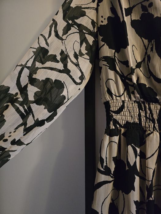 Reserved sukienka cappuccino w czarne wzory floral