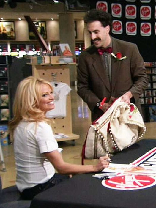 BORAT (Sacha Cohen/Pamela Anderson) + de 30 minutos de Cenas Cortadas