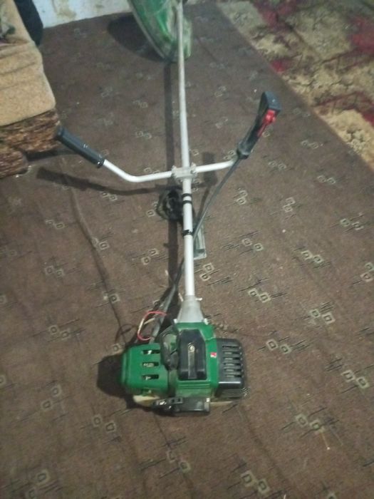 Продам косилку в роботи мало була викосила до15 соток городу