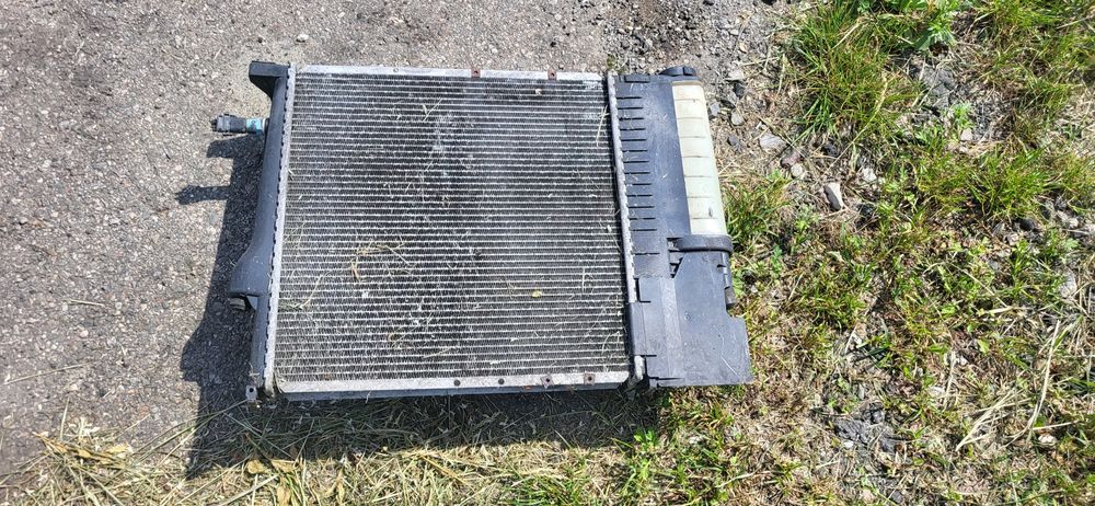 BMW E 36 Maska Przód         Grill chłodnica 2.8  zderzak  Lampa Przód