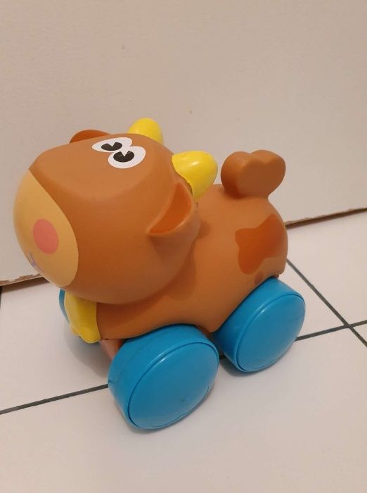Brinquedo Musical Playskool Vaca Sobre rodas