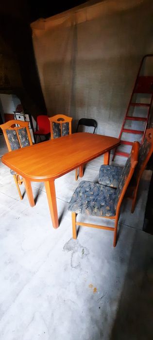 Masywny stół z krzeslami