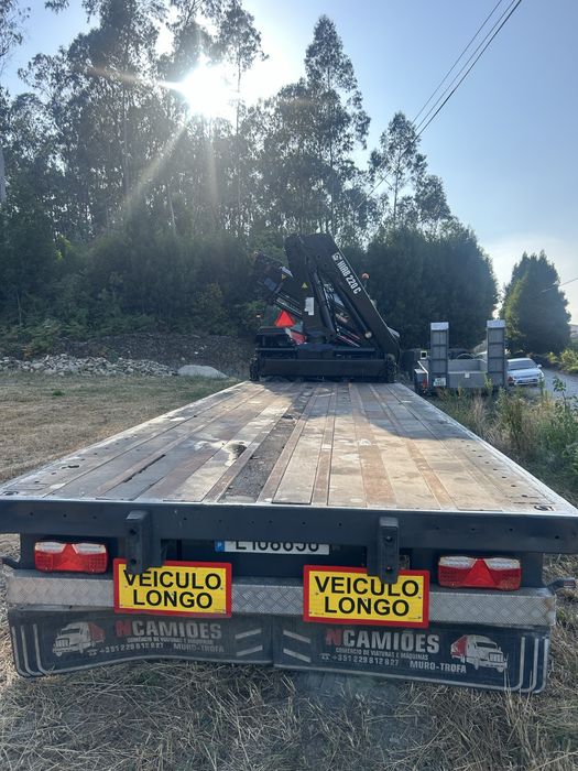 Reboque com grua