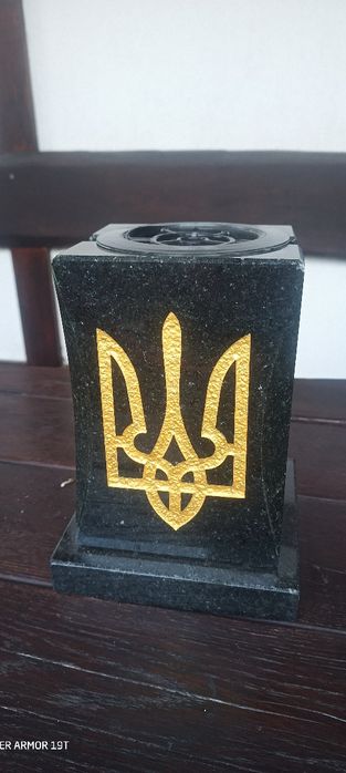 Ваза гранітна з тризубом