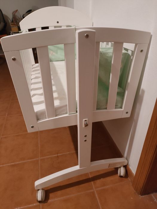 Berço branco com rodas e acessórios