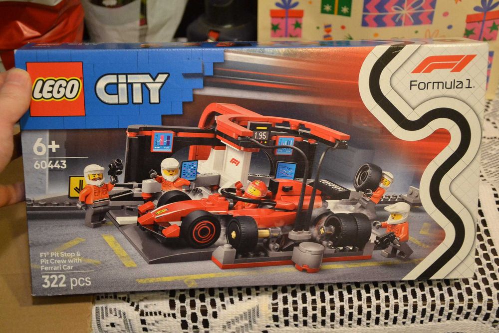 Lego City Formula 1 Ferrari Racing Pit Stop mechanicy
