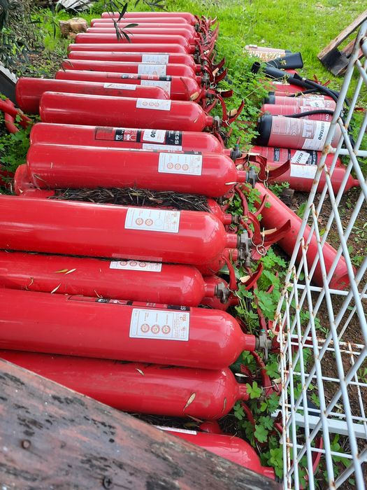 Mais de 60 extintores CO2 5kg