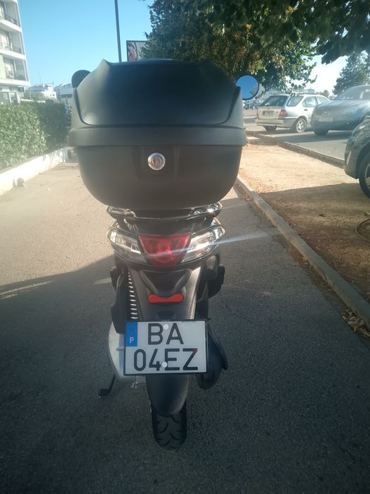 Scooter Piaggio Vespa 125 (como nova)